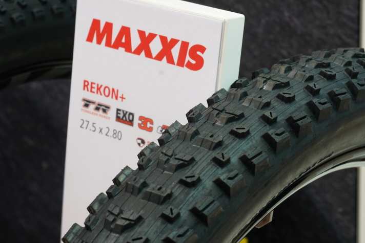   Der Maxxis Rekon+ in 2,8 Zoll Breite ist immer noch auf aggressive Trail-Rides ausgelegt, spricht mit 780 Gramm aber auch weniger abfahrtsorientierte Biker an.