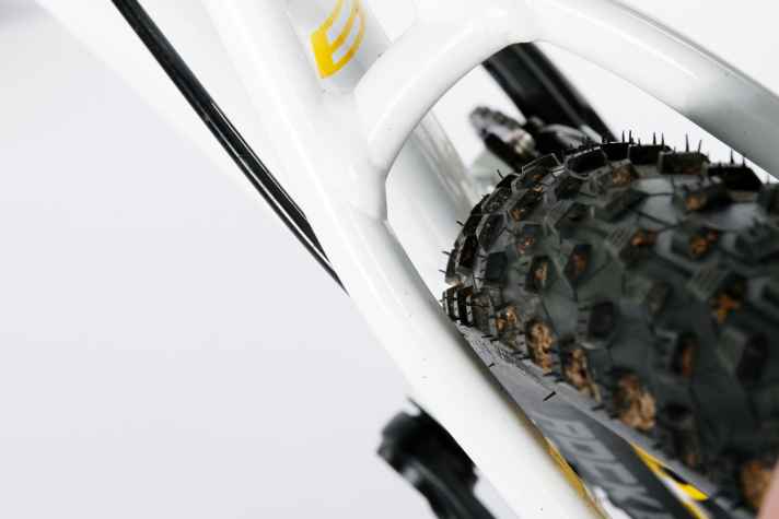   Der Rahmen des Radons ist steif, aber die Mavic-Laufräder verwinden sich in Verbindung mit den Schnellspannern spürbar.