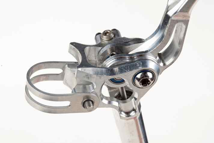   PLUS Trickstuff: Unser Vorserientestmuster durfte am Bike von Tomas Zeyda bereits Rampage-Luft schnuppern. Der vierfach kugelgelagerte Hebel liegt gut am Finger und vermittelt einen knackigen Druckpunkt. Druckstabile Kevlarleitungen und ein großer Ausgleichsbehälter sind top.