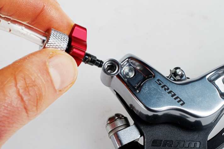   PLUS Sram: Für einen einfacheren und schnelleren Service verfügt die Guide Ultimate über ein neues Entlüftungssystem. Die Spritze am Bremssattel wird nur noch per Schnellverschluss aufgesteckt.