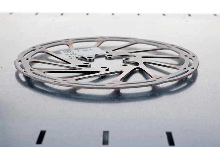   MINUS Sram: Wie Shimano zeigt auch Sram nach wie vor eine bekannte, wenn auch weniger kritische Schwachstelle bei extremer Belastung. Die Centerline-Rotoren verformten (schirmten) sich im Praxistest bleibend bei einem Fahrergewicht ab 85 Kilo und harter Belastung.