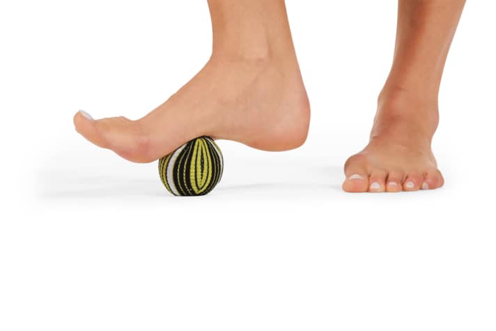    Ballmassage der Fußsohlen: Stehen Sie barfuß in leichter Schrittstellung. Unter dem Vorderfuß liegt ein Tennisball (oder Ähnliches), direkt hinter den Zehen. Verlagern Sie allmählich immer mehr Gewicht von Ihrem hinteren Fuß auf den vorderen und damit auf den Ball – das kann schmerzhaft sein, ist aber nicht problematisch. Bewegen Sie nun den Fuß weiter nach vorne, sodass der Ball von den Zehen in Richtung Ferse rollt. Machen Sie die Übung nacheinander erst mit dem einen, dann mit dem anderen Fuß, jeweils drei Minuten lang. Sie aktivieren dadurch die Plantarfaszie und sorgen dafür, dass Lymphflüssigkeit ausgetauscht und der Stoffwechsel angeregt wird. Wie oft: drei bis vier mal pro Woche.