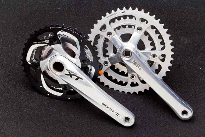   Rechts eine alte Shimano Deore-Kurbel, links eine aktuellere XT-Kurbel.