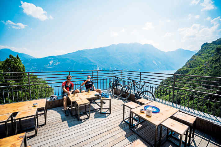   Ein Cappuccino auf der Terrasse des Ponale Alto Belvedere