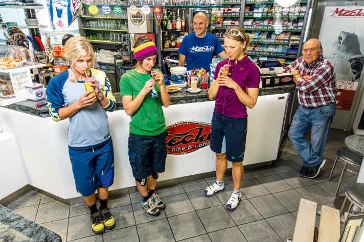   Après-Bike-Bier in der Mecki-Bar 