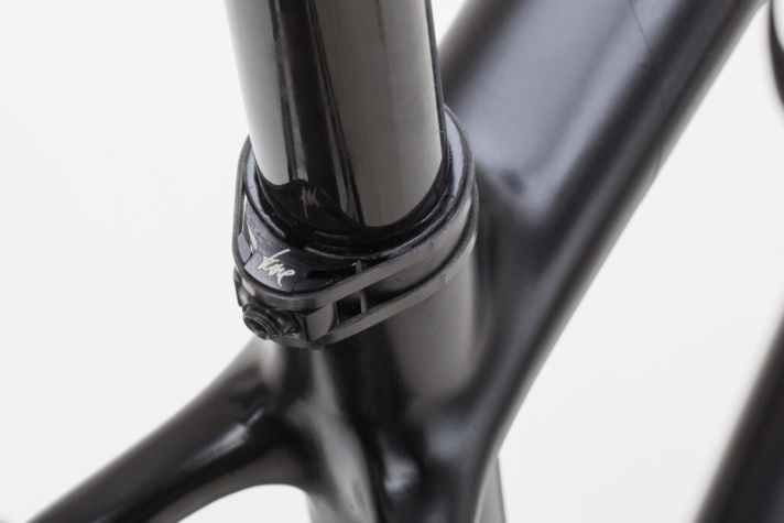   Die in Handarbeit laminierte Carbon-Sattelklemme von Tune ist die leichteste auf dem Markt.