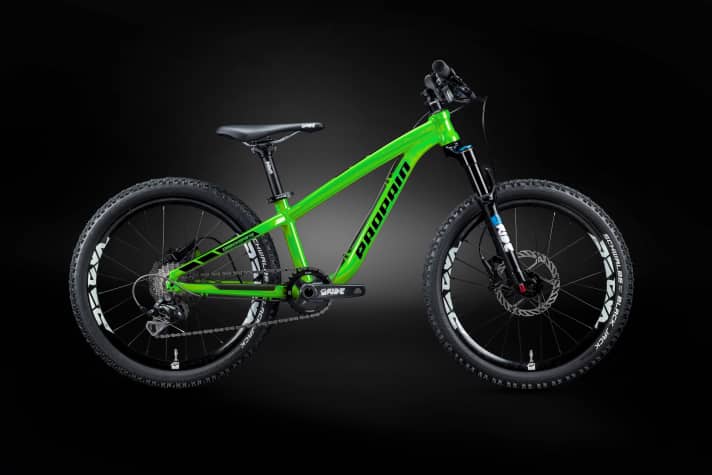 Funktionale Federgabel auch bei geringem Fahrergewicht, 1x10-Schaltung, 8,6 Kilogramm. Zwar ist das Propain Frechdax Race mit 999 Euro nicht wirklich günstig, dafür aber ein vollwertiges Mountainbike für Kinder ab ca. 1,05 Meter Größe.