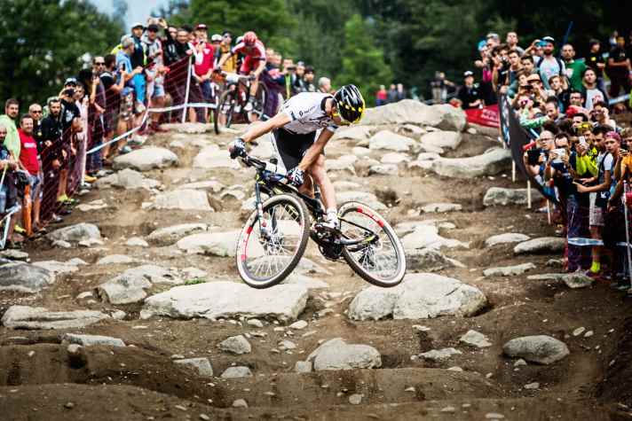   Whip à la Schurter: Nino zelebriert sein koordinatives Können beim CC-Finale 2015 in Val di Sole.