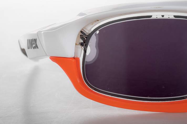   Bei unserer Testbrille löste sich die Verklebung der beiden 0,1 mm dicken PE-Folien punktuell voneinander, was die Funktion der dazwischen liegenden Flüssigkristalle beeinträchtigte. Ein solcher Schaden werde von Uvex anstandslos ausgetauscht, so der Hersteller. (im Foto links oben in der Scheibe zu sehen)