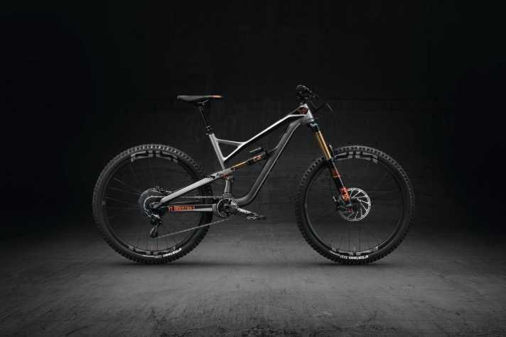   Das neue Jeffsy 27 bietet mit 150 Millimeter etwas mehr Federweg. Das Topmodell CF Pro Race sogar 160 Millimeter und einen Dämpfer mit Ausgleichsbehälter.