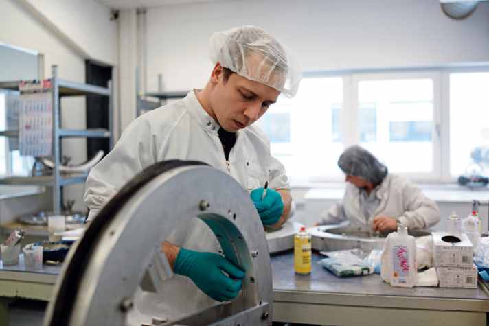  Carbon-Felgen: Eine fast komplette Handarbeit! Sie werden wie Carbon-Rahmen aus kleineren Carbon-Zuschnitten händisch in Formen gelegt, ausgehärtet und nachbearbeitet. Das dauert und geht nur stückweise.