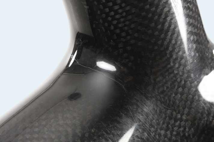   Risse im Carbon nach einem Sturz