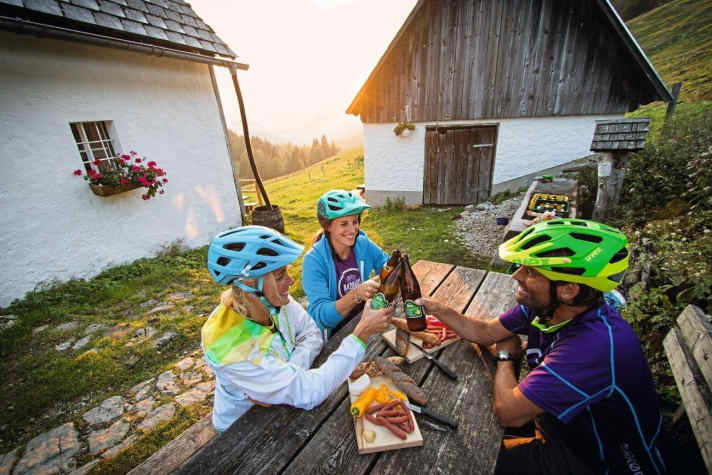   Eine Brotzeit nach 1400 Höhenmetern kommt gerade recht. So startet man voller Energie in die letzte Abfahrt.
