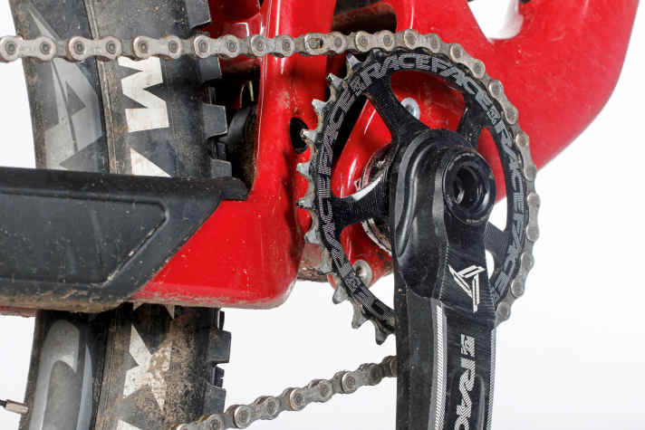   Santa Cruz Hightower: Fällt die Kette vom Blatt, wird es übel für Lack und Carbon. Chainsuck-Bleche gibt es genauso wenig wie die Möglichkeit, einen Umwerfer zu montieren. Dafür ist eine ISCG-Aufnahme verbaut.