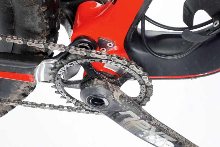   YT Industries Jeffsy CF Pro: Gut geschützt: Gleich zwei Chainsuck-Bleche halten die Kette vom Rahmen fern. Über die E-Type-Aufnahme kann das Jeffsy auch zweifach gefahren werden. Definitiv eine Empfehlung für Alpen-Tourer.