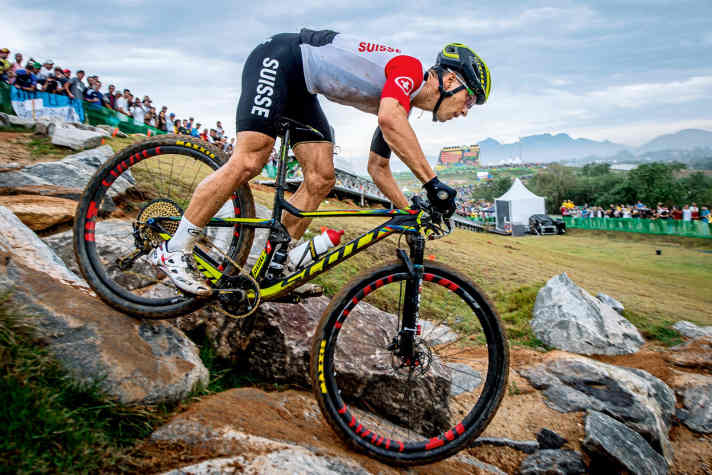 Auch im CC- und Marathon-Rennsport zeichnet sich ein Wandel bei den Bike-Geometrien ab – nicht zuletzt auch wegen der fahrtechnisch immer schwierigeren Rennkurse. Längere Rahmen und kurze Vorbauten sind schon jetzt im Kommen. Ob die Lenkwinkel auch hier flacher werden, bleibt abzuwarten.