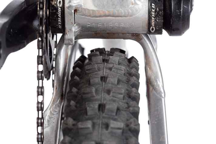 Canfield: Trotz des kurzen Hinterbaus und ohne Boost bietet der Rahmen viel Reifenfreiheit – angeblich für Plus-Reifen bis 2,8".