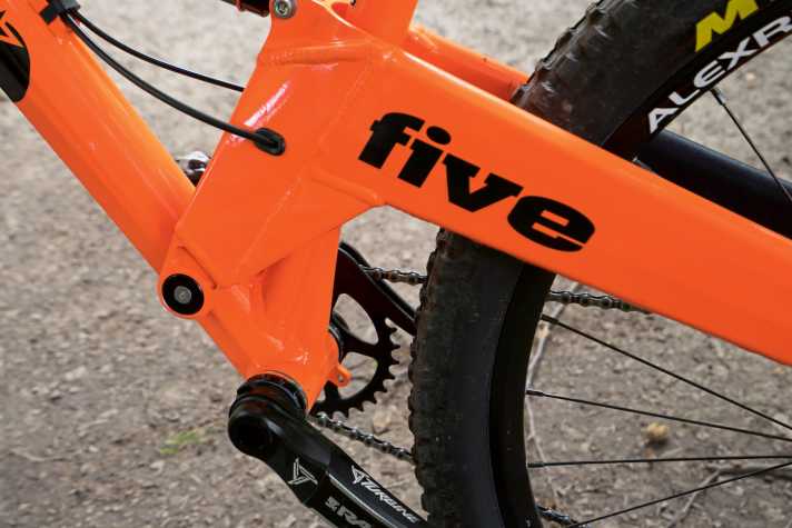   Orange Five RS: Orange baut auf ein geschraubtes, wartungsfreundliches BSA-Innenlager und einen klassischen Eingelenker.