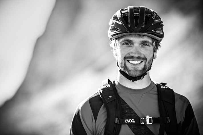   Max Schumann, Enduro-Rennfahrer: Durch die stärkere Druck­stufendämpfung kommt die Lyrik meinen Vorlieben eher entgegen. Vor allem in steilen Passagen geht sie weniger durch den Federweg und hält die Geometrie des Bikes aufrecht, was mehr Kontrolle bedeutet.