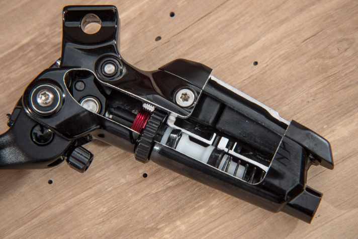  Die neue Sram Code besitzt 30 Prozent mehr Bremsflüssigkeit und größere Kolben.