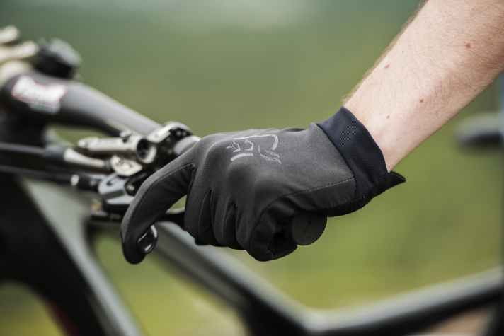   Die Handschuhe bestehen aus Softshell und Kunstleder mit Gummierungen an den Fingerkuppen.