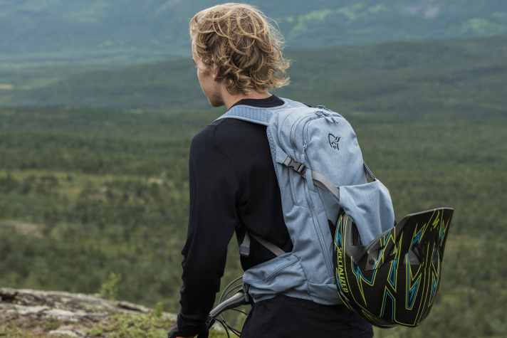   15 Liter Volumen, Rückenprotektor, separate Fächer für Gepäck, Werkzeug und Trinkvorrat – auch der Full-Face-Helm kann sinnvoll am Skibotn-Rucksack befestigt werden.