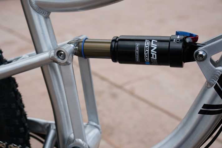 Das Serienbike wird es wahlweise mit Fox- oder Suntour-Fahrwerk geben. Bei beiden Varianten sind Gabel und Dämpfer explizit auf geringes Kindergewicht abgestimmt.