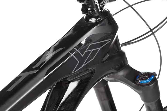   YT Industries Capra CF Comp: YT schickt einen formschönen Carbon-Rahmen mit Alu-Kettenstreben zum Test. Möglich wurde das erst durch eine Preisreduzierung Mitte September.