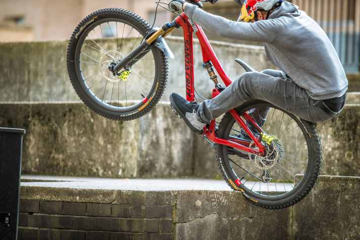   Der will nicht immer nur spielen: Danny MacAskill beim Versuch, die Santa Cruz Reserve Carbon-Räder mutwillig zu zerstören.