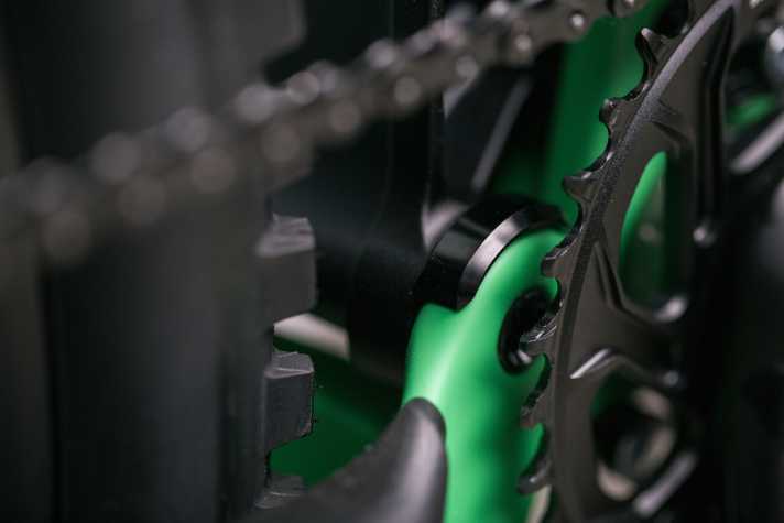   Schönes Detail: Die Kettenstreben sind im Kettenblattbereich durch eine Alu-Haube geschützt...