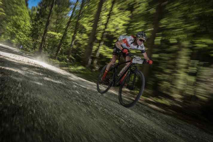   Viel Schotter, wenig Trails: Vom geringen Singletrail-Anteil der langen Strecke waren einige Starter enttäuscht.