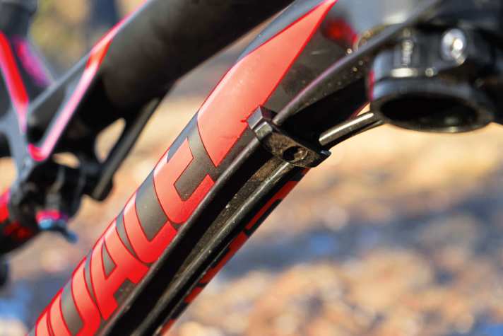   Cannondale Habit Carbon 3: Die Züge verschwinden nicht im Inneren des Rahmens, sondern verlaufen am Unterrohr – aber wohlsortiert.    