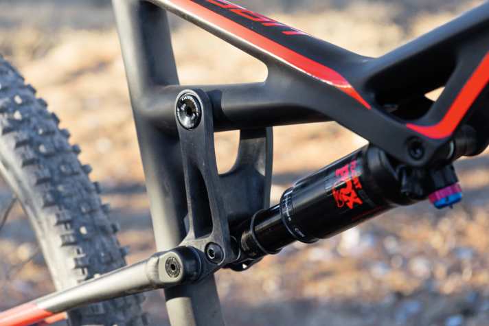   Cannondale Habit Carbon 3 – Edles Detail: Ein Carbon-Umlenkhebel verbindet Alu-Hinterbau und Kohlefaserhauptrahmen.