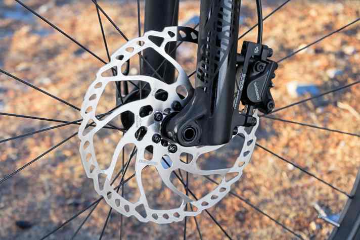   Specialized Camber Comp Carbon: In der Trailbike-Klasse nicht selbstverständlich, für lange Abfahrten und schwere Fahrer top: 203er-Scheibe am Vorderrad.
