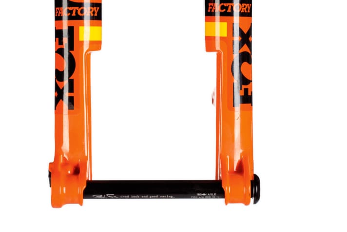   Step Cast nennt Fox sein stufiges Casting, wodurch die Gabel trotz Boost-Einbaumaß viel schlanker ausfällt und so Gewicht spart. Die Aussparungen sind nötig, um Platz für Speichen und Bremsscheibe zu schaffen. Ebenfalls im Trend, um Gewicht zu machen: die Schraubachse statt einem Schnellspannhebel.