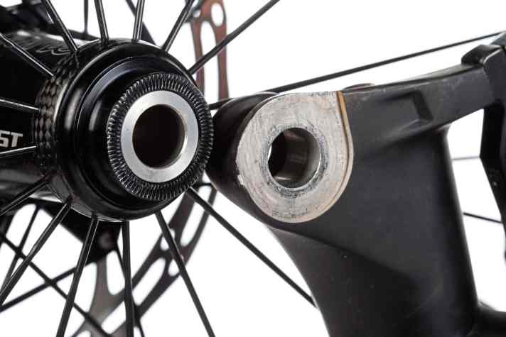   Über die sogenannten Torque-Caps lässt sich die Kontaktfläche zwischen Nabe und Ausfallende an Rockshox-Gabeln vergrößern. Ohne die speziellen Endkappen wird der Radeinbau aber fummelig, weil Nabe und Ausfallende nicht fluchten.