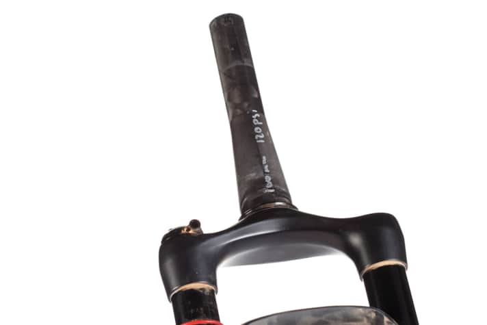   Der Carbon-Schaft samt -Krone sind das Markenzeichen der SID Worldcup. Durch diese Maßnahme spart Rockshox 134 Gramm zur Alu Version der SID ein. Bei der Bremssteifigkeit ist Alu besser.