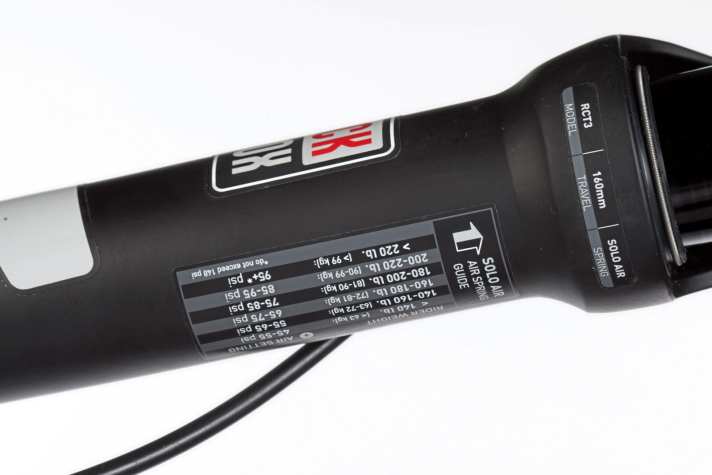   Exakte Modellbezeichnung und Federweg finden sich bei Rockshox auf der Rückseite der Tauchrohre. Als zusätzliche Setup-Hilfe ist eine Luftdrucktabelle aufgeklebt. Die Empfehlungen je nach Körpergewicht dienen als Basis, um schneller den idealen Luftdruck zu finden.