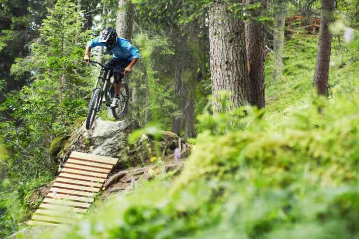   Wer die schwarzen Trails in Angriff nehmen will, sollte eine gute Fahrechnik mitbringen. Insbesondere auf den Wurzeln ist das sehr gefragt.