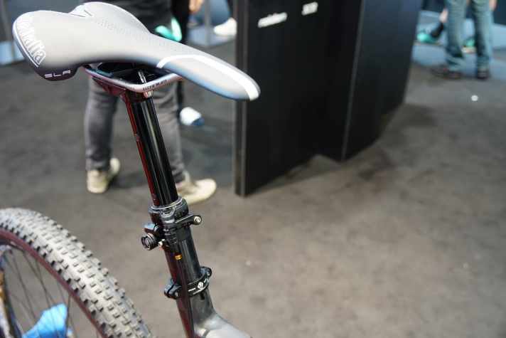   Die Moveloc XC von Vecnum richtet sich an CC- und Marathonfahrer: ab 380 Gramm bei einem Verstellweg von 100 Millimetern, Gesamtlänge 390 Millimeter. Technisch orientiert sich die leichte Stütze am großen Bruder Moveloc 2, die mit bis zu 200 Millimetern Hub auftrumpft.