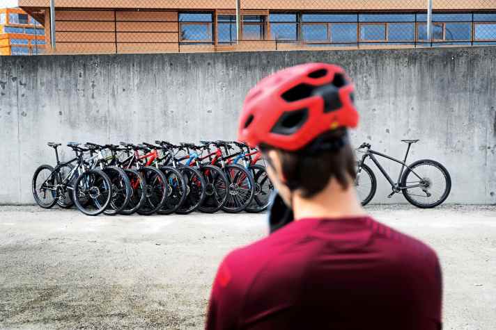   Mountainbikes unter 800 Euro taugen für den Einsatz im leichten Gelände – das hat <a href="https://www.bike-magazin.de/mountainbikes/hardtail/test-2017-11-hardtails-bis-800-euro" target="_blank" rel="noopener noreferrer nofollow">unser Test im Jahr 2017</a>  gezeigt. Allerdings hinken sie in Sachen Fahrspaß und Gewicht der Klasse um 1300-1500 Euro deutlich hinterher.