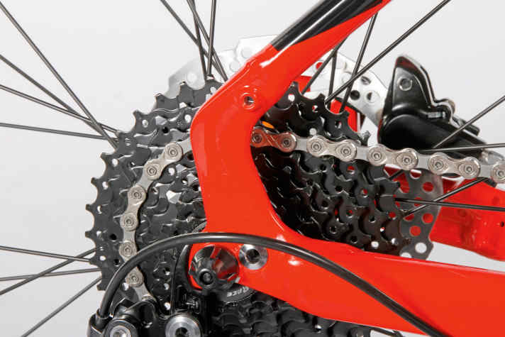   3. Für alle Fälle: Bikes dieser Preisklasse werden häufig auch als Stadtrad verwendet – mit Schutzblechaufnahmen kein Problem. KTM und Univega haben ihre Rahmen sogar für Seitenständer vorbereitet.