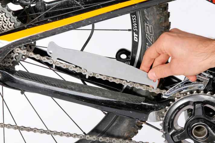 <a href="service/schrauber_tipps/mtb-wartung-kette-auf-verschleiss-pruefen/a43466.html"  rel="noopener noreferrer">Kettenverschleiß messen – so geht's (Klick).</a>
