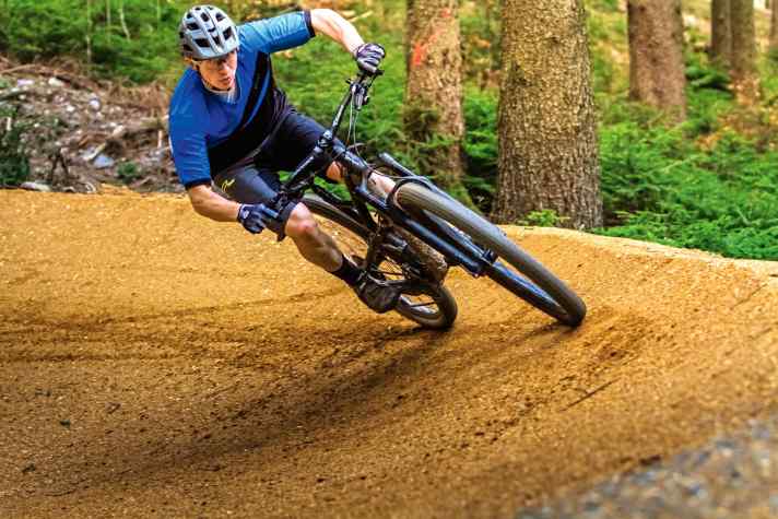  Beim Praxistest in der Bikewelt Schöneck haben wir überprüft, wie hoch der Kurven-Grip auf losen und festen Untergründen ist und wie viel Traktion die Reifen bergauf oder bei Nässe haben. 