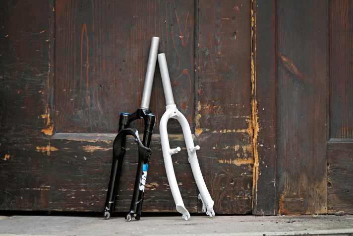 Gabeln: 1st-Ride-Carbon-Federgabel (Nr. 1, links), Starrgabel (Nr. 2, rechts)