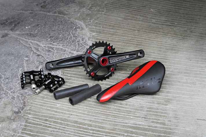 Pedale, Kurbeln, Sättel, Griffe: 1st Ride Pedal (Nr. 1, links), VPace Max Kinderkurbel (Nr. 2, mitte oben), Sattel Selle San Marco Concor Dynamic Junior Team (Nr. 3, rechts), Silikon-Griffe von VPace (Nr. 4, mitte unten)