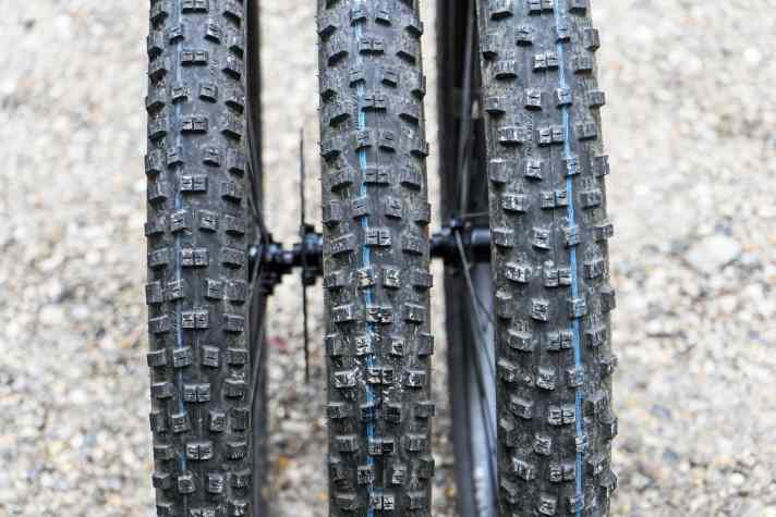Schwalbes Allround-Klassiker Nobby Nic haben wir in den Breiten 2,35, 2,6 und 2,8 Zoll mit der neuen Addix-Speedgrip-Gummimischung getestet. Den 2,6er hat Schwalbe mit der zusätzlichen Verstärkung Apex in den Test geschickt. Die Breite des 2,6ers liegt näher an der 2,35er-Version. | n.