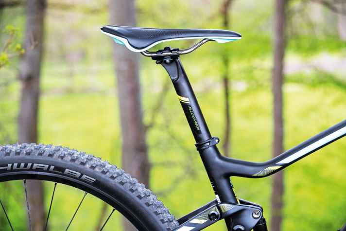 Das absolute Top-Racebike Scott Contessa Spark RC 700 kommt gewichtsoptimiert ohne Teleskopstütze und ohne Schnellspanner, aber mit Twinloc-Remote-Hebel am Lenker. Das Spark 700 in der Kategorie darunter (4799 Euro) hat dagegen zusätzlich eine Fox-Transfer-Dropper Stütze verbaut.