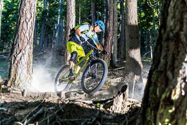   Plus-Reifen verwöhnen Hardtail-Fahrer vor allem am Heck mit etwas Komfort, besonders im Uphill und in Wurzelpassagen. Bei schlammigen Bedingungen stoßen die oft zahmen Plus-Profile allerdings an ihre Grenzen.