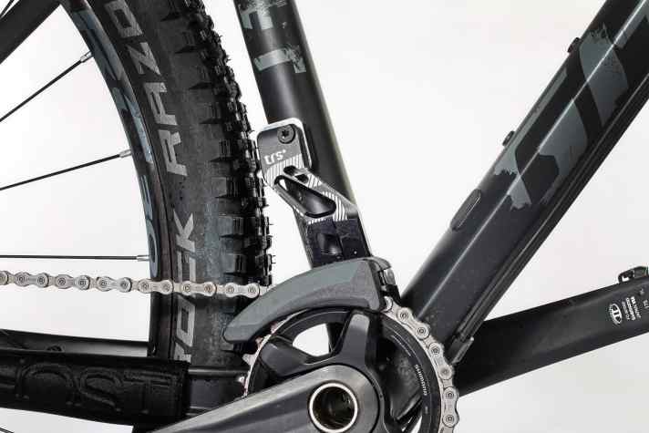   4. Trotz Reibungsdämpfer im Schaltwerk und speziellem Zahnprofil macht eine leichte Kettenführung am Hardtail Sinn. Die ungefilterten Schläge können die Kette ansonsten durchaus das eine oder andere Mal vom Kettenblatt werfen.